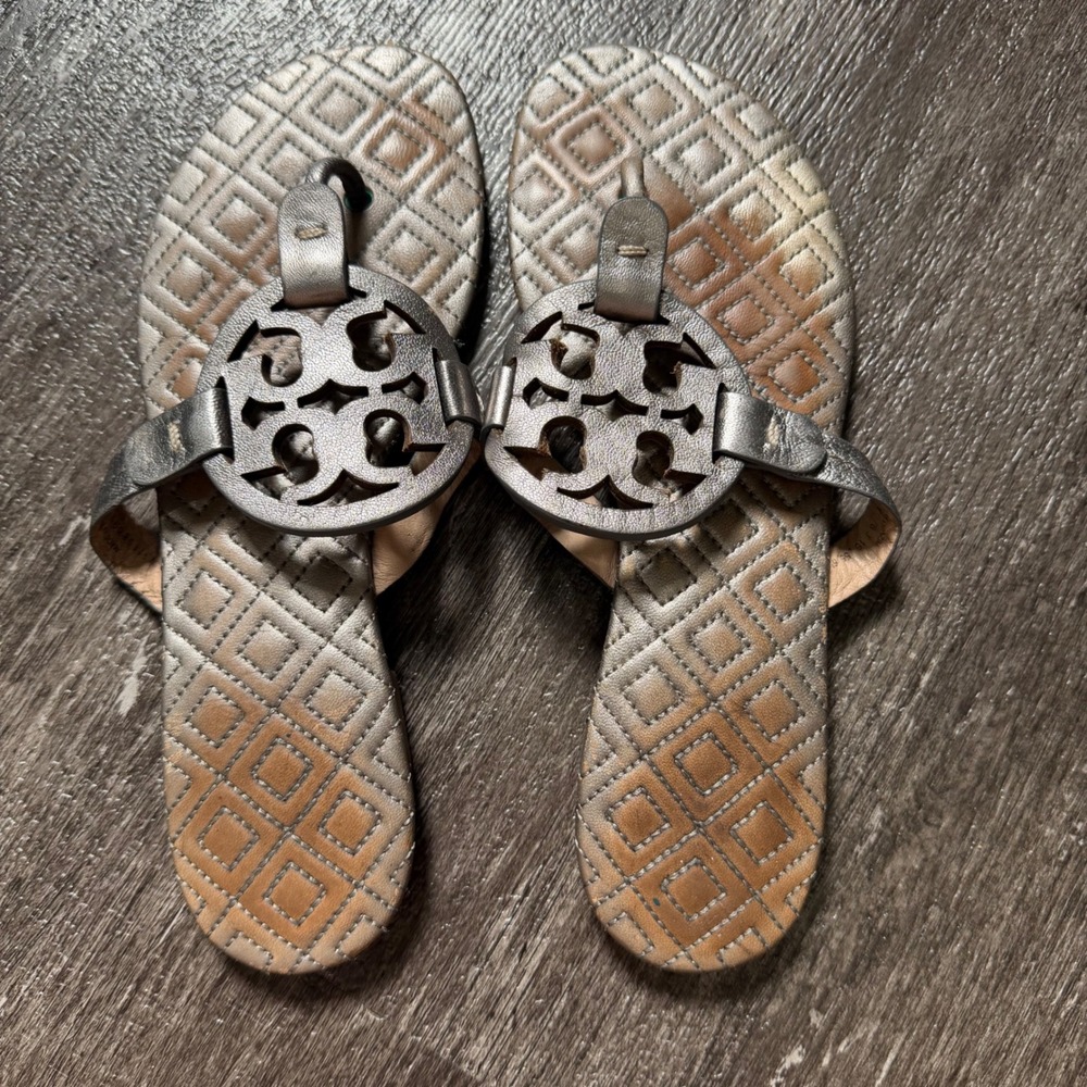 Tory Burch Miller Sandals Womens 6.5 Metallic Pewter Quilted Leather Flat Thong